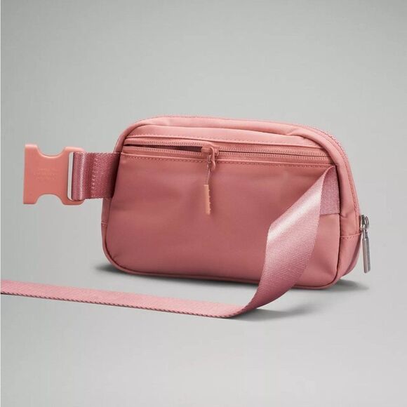 NWT EXTENDED STRAP lululemon everywhere belt bag 1L - pink pastel, strawberry - Picture 4 of 11